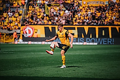 Friedrich Müller nimmt den Ball an.
