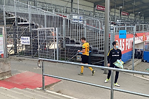 Kurz vor der Pause sieht Jannik Müller Gelb-Rot.