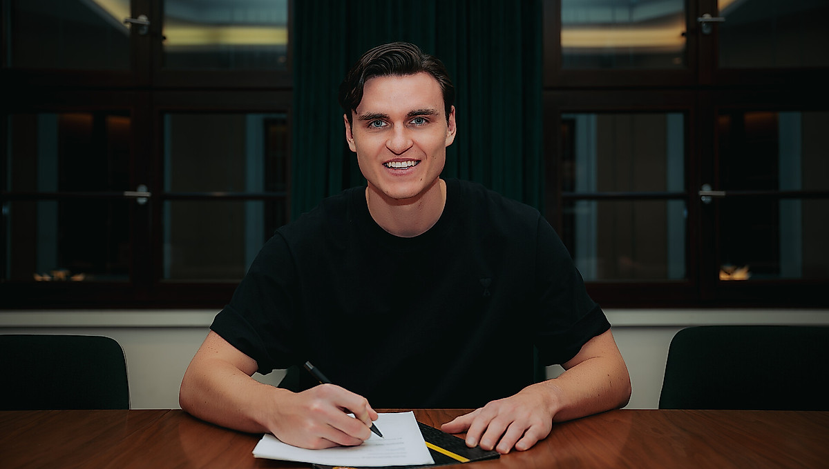 Thomas Keller bei der Vertragsunterschrift.