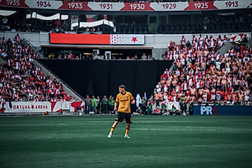 Jakob Zickler auf dem Rasen während des Testspiels in Prag.