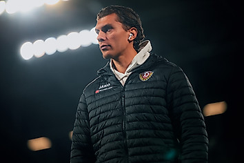 Julian Pauli in schwarzer-Dynamo-Jacke im Rudolf-Harbig-Stadion.