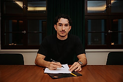 Jason Ceka bei der Vertragsunterschrift.