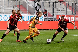 Marvin Stefaniak (mi.) stand beim Auswärtsspiel in Ingolstadt zum ersten Mal in der Startelf.