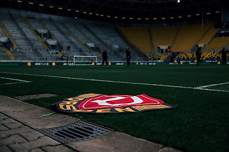 Das Wappen der SGD als Teppich am Spielfeldrand des Rudolf-Harbig-Stadions.