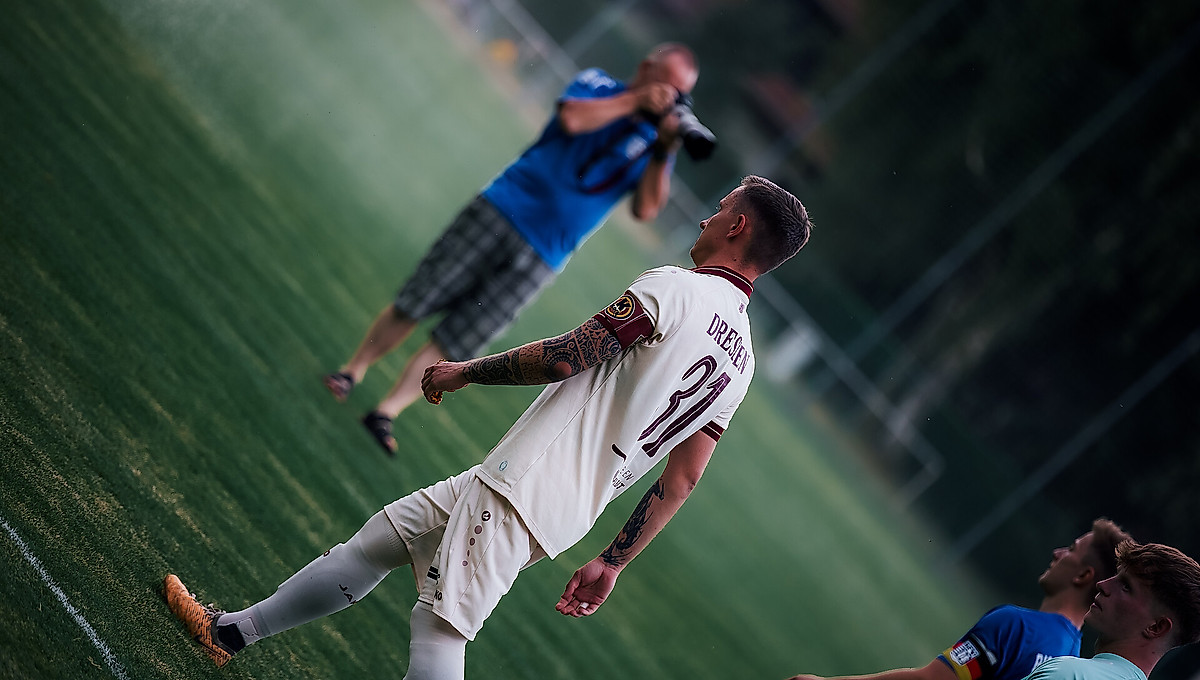 U21-Spieler Paul Milde läuft auf das Spielfeld.