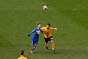 Cristian Fiel im Zweikampf mit einem Erfurter