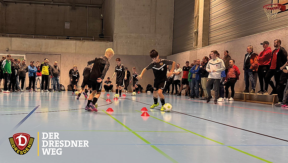 Nachwuchsspieler des Perspektivteams beim Training in der Halle.