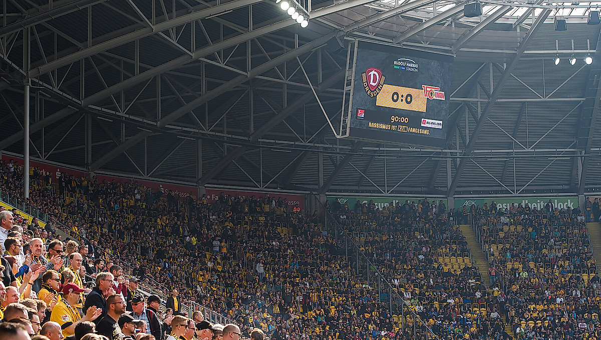 Anzeigetafel und Zuschauerbereich im Rudolf-Harbig-Stadion