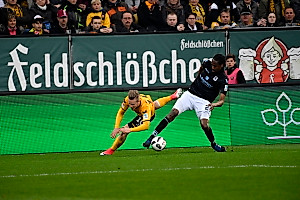 Marvin Stefaniak wird von Abdoulaye Ba gestoppt