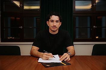 Jason Ceka bei der Vertragsunterschrift.