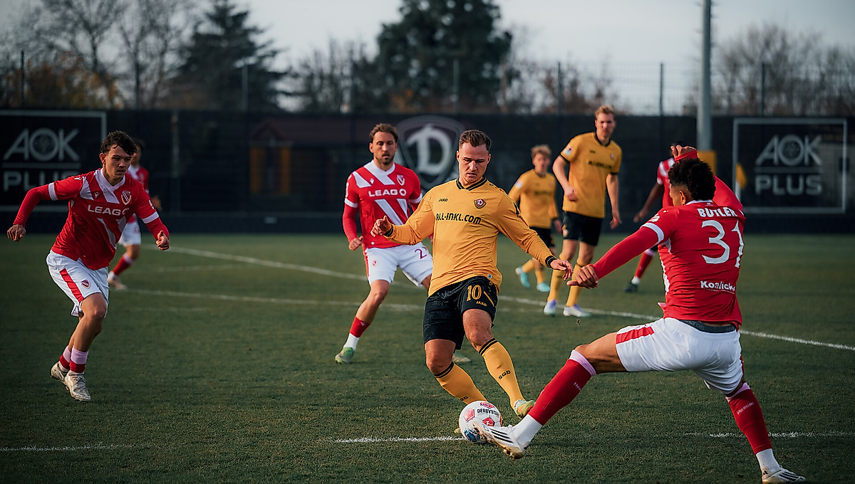 Jakob Lemmer im Zweikampf gegen Energie Cottbus.