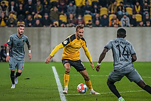 Im ersten Durchgang schenken sich beide Mannschaften nichts. | Foto: Dennis Hetzschold
