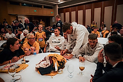 Spieler unterschreiben Fanartikel