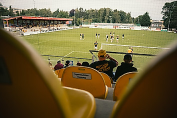 Der Blick von der Tribüne der Arena zur Vogtlandweide in Auerbach auf das Spielfeld.