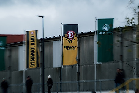 Die Fahnenmasten in der AOK PLUS Walter-Fritzsch-Akademie.