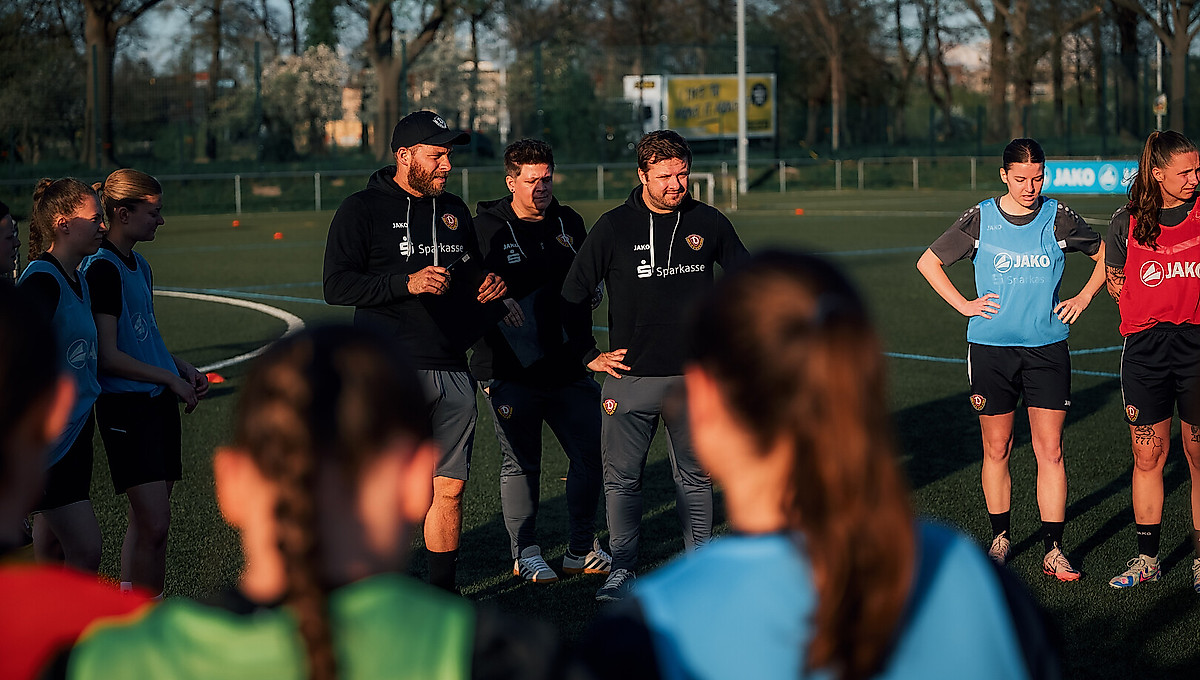 Drei Personen beim Fußballtraining