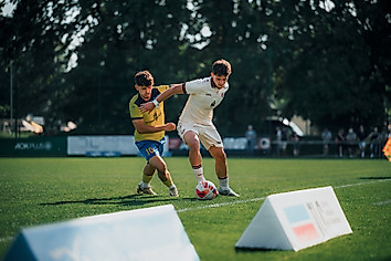 Dynamos U21-Spieler Rick Wuchrer im Zweikampf mit einem Spieler von Dresden Laubegast.