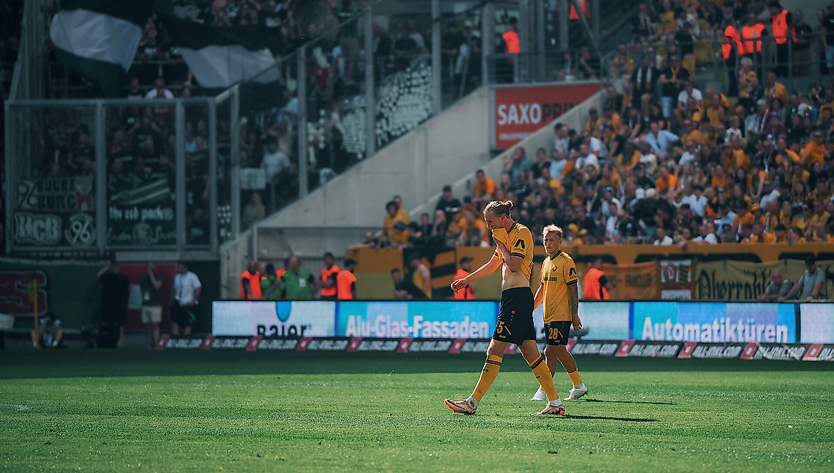 Vinko Šapina läuft nach seiner Roten Karte gegen Hannover 96 vom Feld.