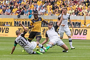 Erich Berko wird von zwei Gegenspielern attaktiert.