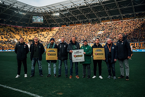 William-Paul Boden, Koordinator Grundlagenbereich und Marco Hartmann, Leiter der Nachwuchs Akademie bei der Übergabe der Ehrungen an die Vereine des DRESDNER Wegs auf dem Rasen des Rudolf-Harbig-Stadions.