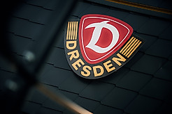 Das Wappen der SGD an der Hauswand der AOK PLUS Walter-Fritzsch-Akademie.