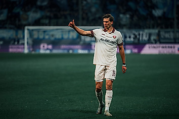 Alexander Rossipal zeigt den Daumen nach oben