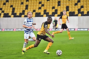 Diawusie stellt die Duisburger Hintermannschaft nach seiner Einwechslung mit vielen Dribblings vor große Herausforderungen. | Foto: Dennis Hetzschold