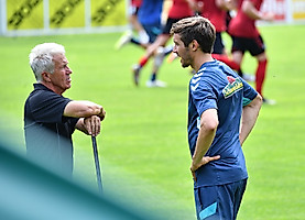 Zunächst noch als Spieler, dann als Verbindungstrainer, mittlerweile als Cheftrainer: Julian Schuster. Hier im Gespräch mit Rudolf Summer, dem langjährigen Platzwart des FC Schruns. Bis heute sorgt er sich um den SC-Tross. 