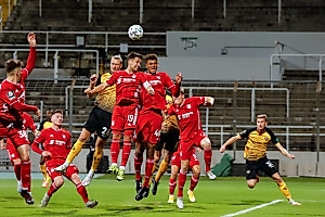 Sebastian Mai im Kopfballduell mit der FCB-Defensive. | Foto: Steffen Kuttner