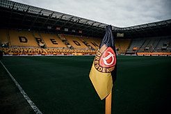 Blick von der Eckfahne im Rudolf-Harbig-Stadion auf das Spielfeld