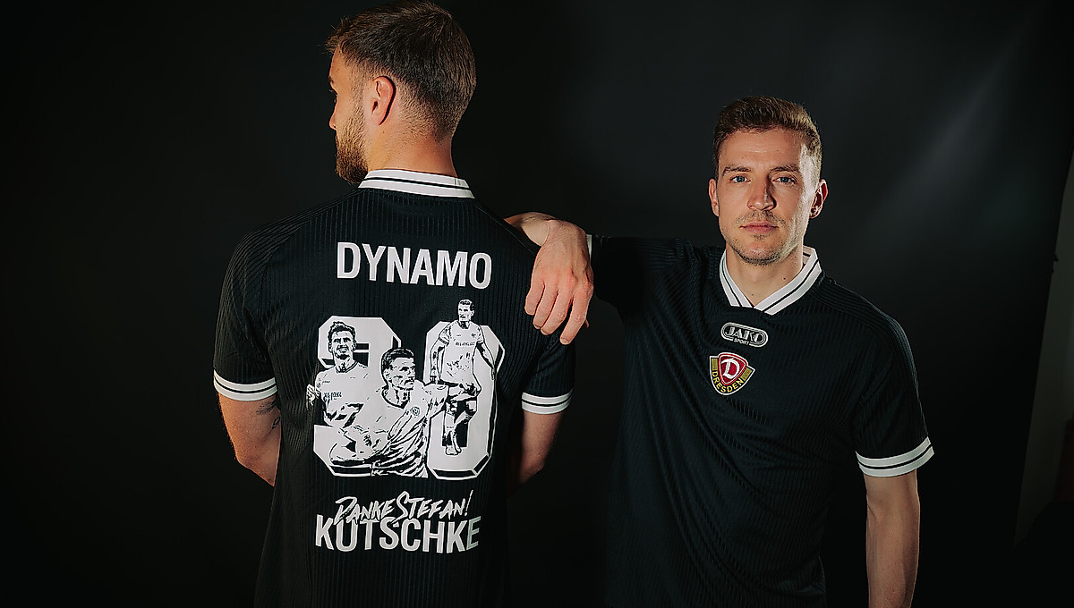 Lars Bünning und Niklas Hauptmann in einem schwarzen Trikot zu Ehren des Karriereendes von Stefan Kutschke