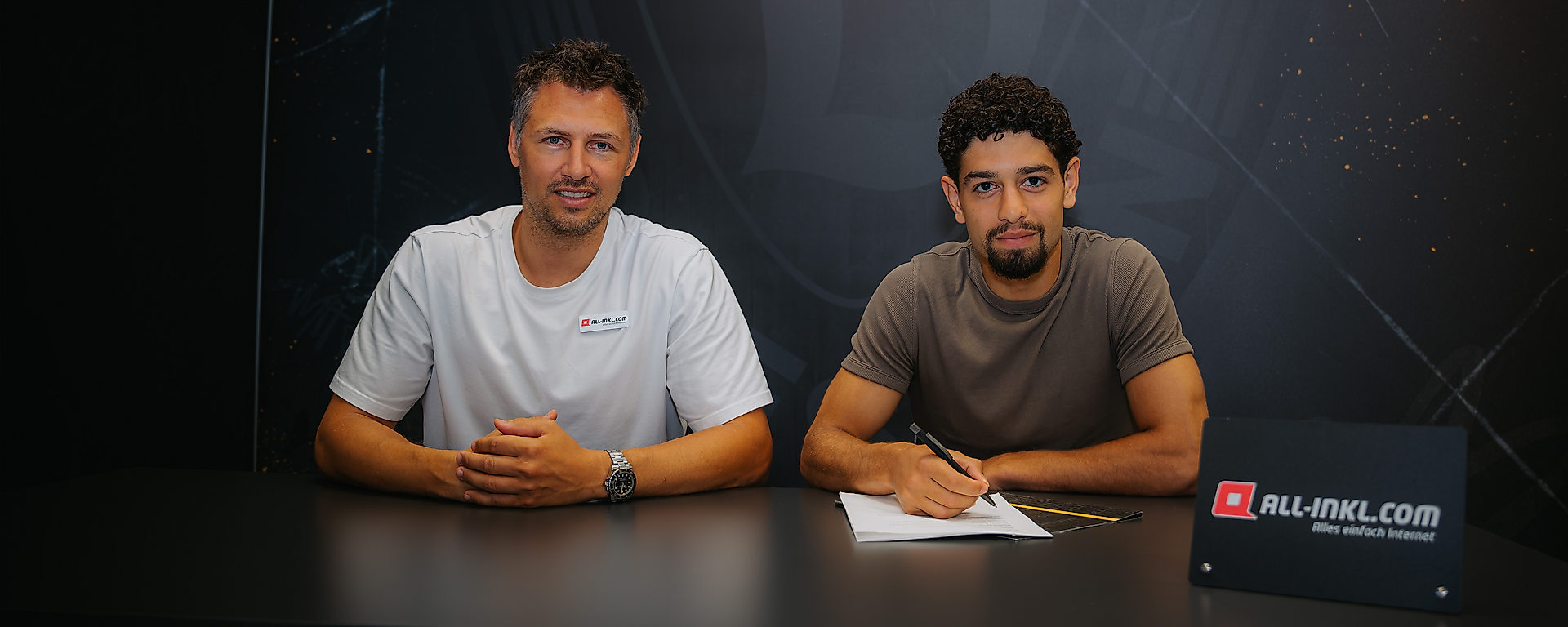Sören Gonther und Ben Bobzien bei der Vertragsunterschrift.