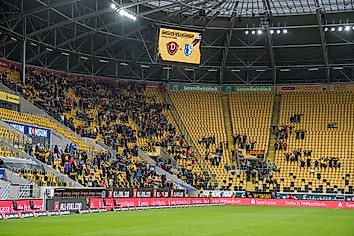Fanblock im Rudolf-Harbig-Stadion mit Anzeigetafel im Hintergrund