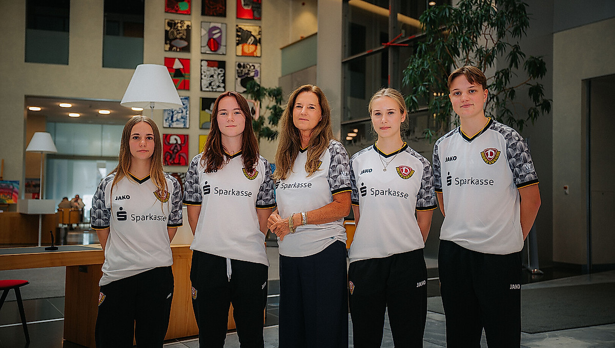 Gruppenfoto von vier Spielerinnen der SGD und der Chefin der Sparkasse in einer Sparkassenfiliale.