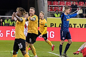 Grenzenloser Jubel: Simon Makienok dreht mit seinem ersten Treffer im Trikot der SGD das Spiel. | Foto: Steffen Kuttner