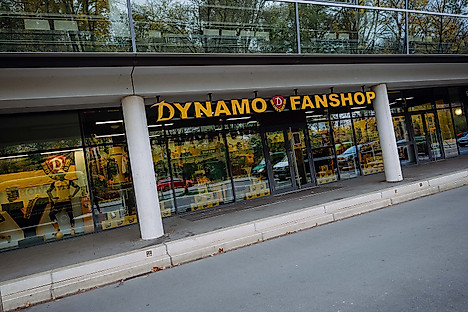Der Schriftzug des Dynamo Fanshops am Rudolf-Harbig-Stadion.