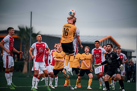 Nils Fröling im Kopfballduell.