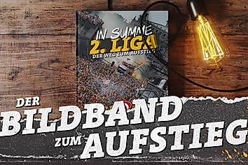 In der Grafik ist ein Buch zu sehen, in dem Fotos von der Saison 2024/25 zu sehen sind. In dieser Saison ist Dynamo in die 2. Bundesliga aufgestiegen.