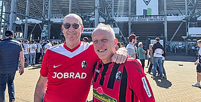 Frits Thasing kommt aus Amstelveen nahe Amsterdam und ist eigentlich Ajax-Fan. Weil der SC aber, genau wie sein niederländischer Herzensverein, oft und gerne auf junge Spieler setzt, gibt es seit einigen Jahren auch einen Club aus dem Breisgau, dem er die Daumen drückt. Hier war er mit seinem Sohn bei einem Auswärtsspiel in Mönchengladbach.