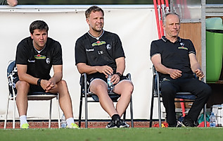 Christian Streich, Lars Voßler und Florian Bruns beobachten das Treiben auf dem Platz. Für Streich ging es im Sommer 2023 zum letzten Mal in seiner Funktion als SC-Trainer ins Montafon.
