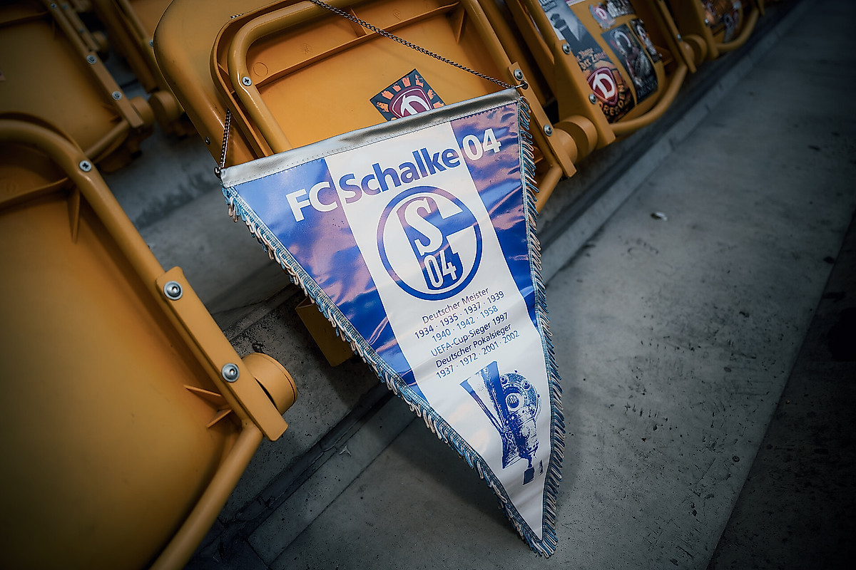 Ein WImpel vom FC Schalke 04 im Rudolf-Harbig-Stadion.