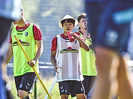 Mit Changhoon Kwon und Wooyeong Jeong (hier mit umfunktioniertem Markierungshütchen auf dem Kopf) erhält der Sport-Club Verstärkung aus Fernost. (Foto: Achim Keller)