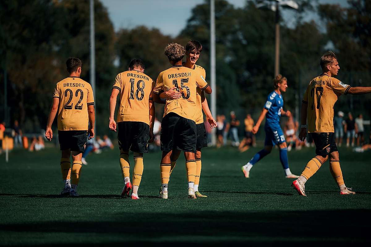 Spieler der U19 umarmen sich beim Torjubel.