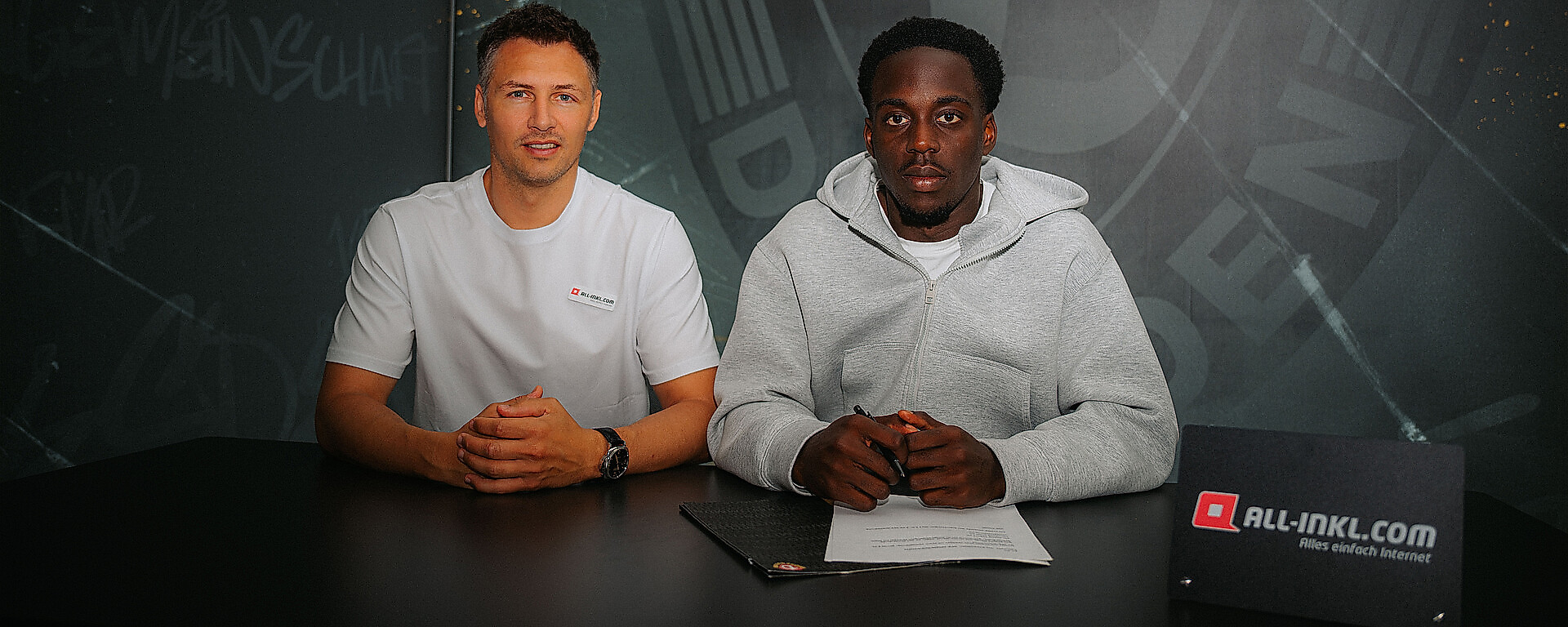 Sören Gonther und Kennedy Okpala bei der Vertragsunterschrift.