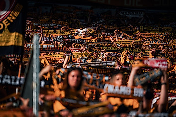 Eine Schalparade im K-Block zum Heimspiel gegen Mainz 05.