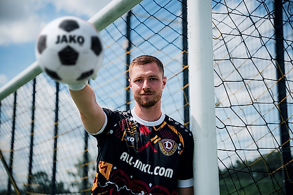 Lennart Grill in Dynamos Torwart-Trikot für die Saison 2026/27 mit einem Ball in der Hand