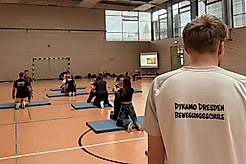 Menschen beim Sport in einer Turnhalle