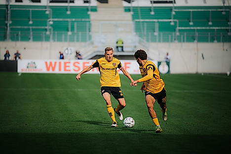Niklas Hauptmann spielt einen Pass auf Ben Bobzien.