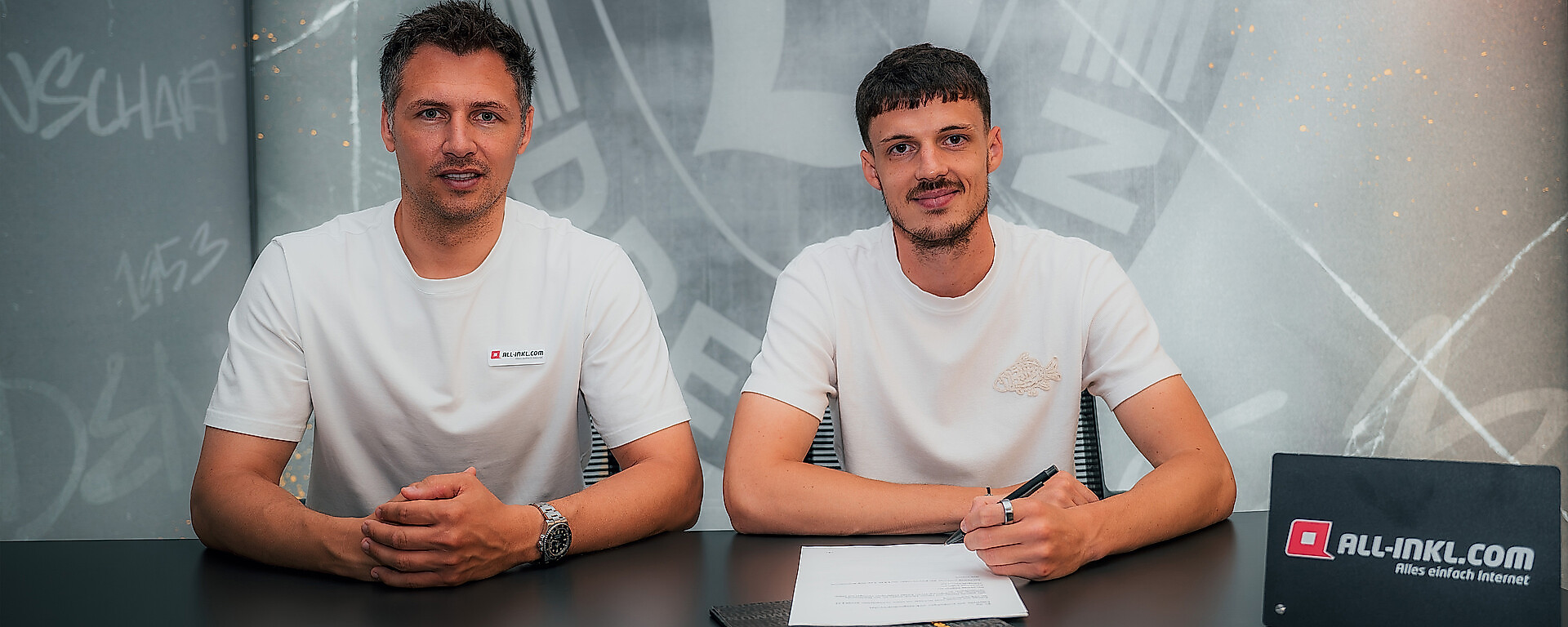 Sören Gonther und Ahmet Muhamedbegovic bei der Vertragsunterschrift.