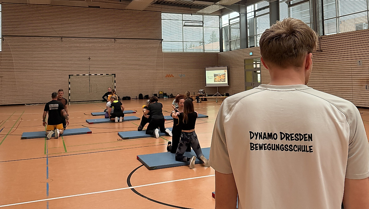 Menschen beim Sport in einer Turnhalle